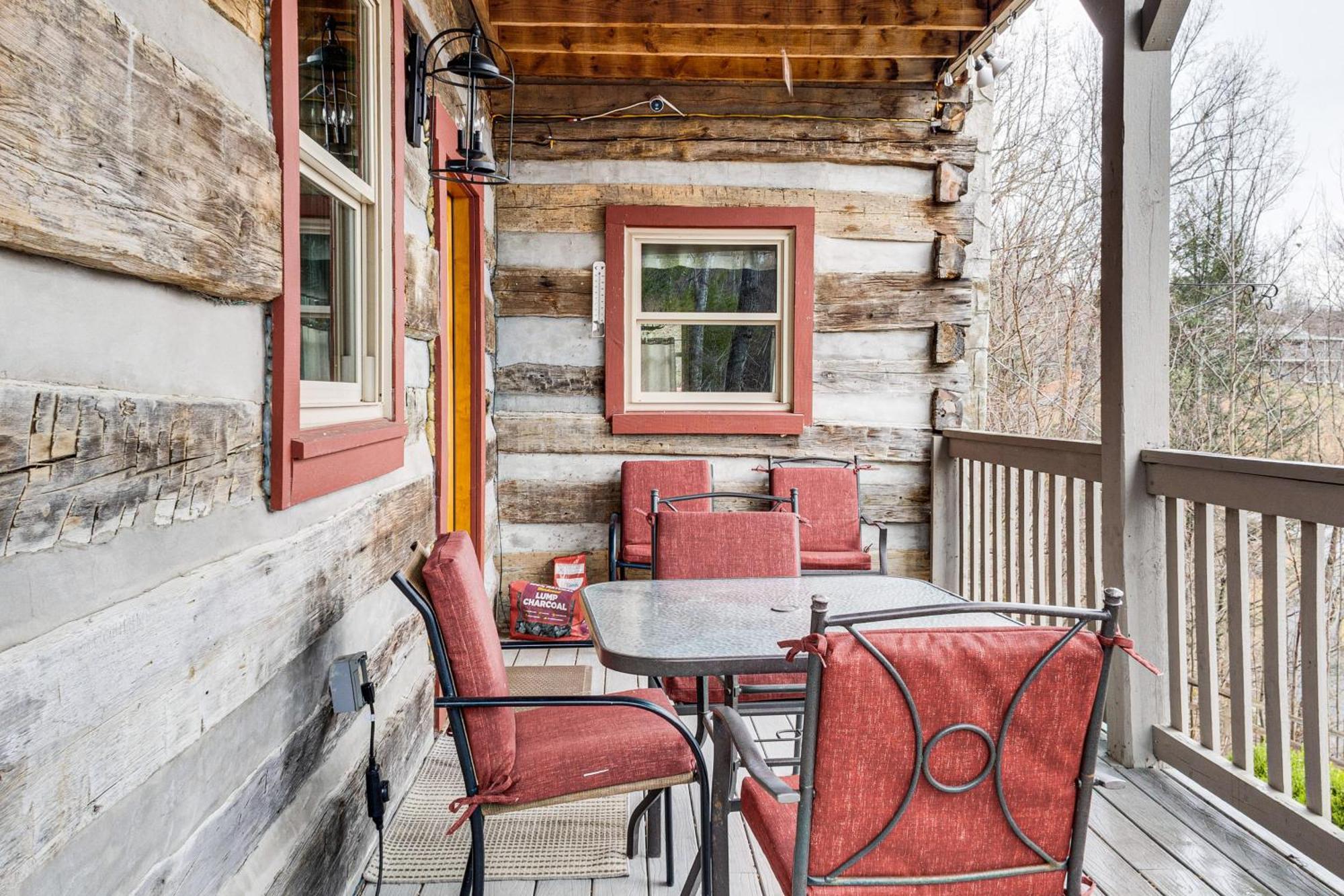 Spacious Gatlinburg Cabin With Hot Tub And Game Room! Exterior photo
