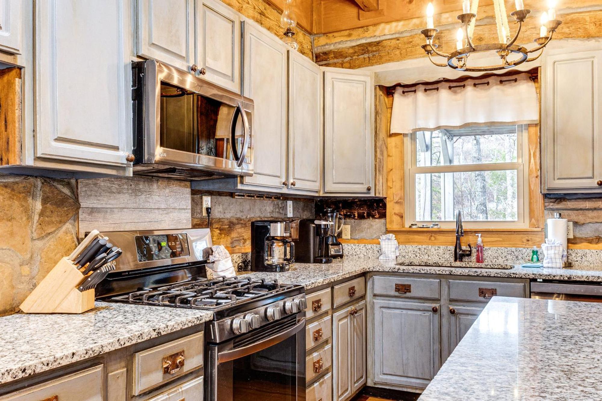 Spacious Gatlinburg Cabin With Hot Tub And Game Room! Exterior photo