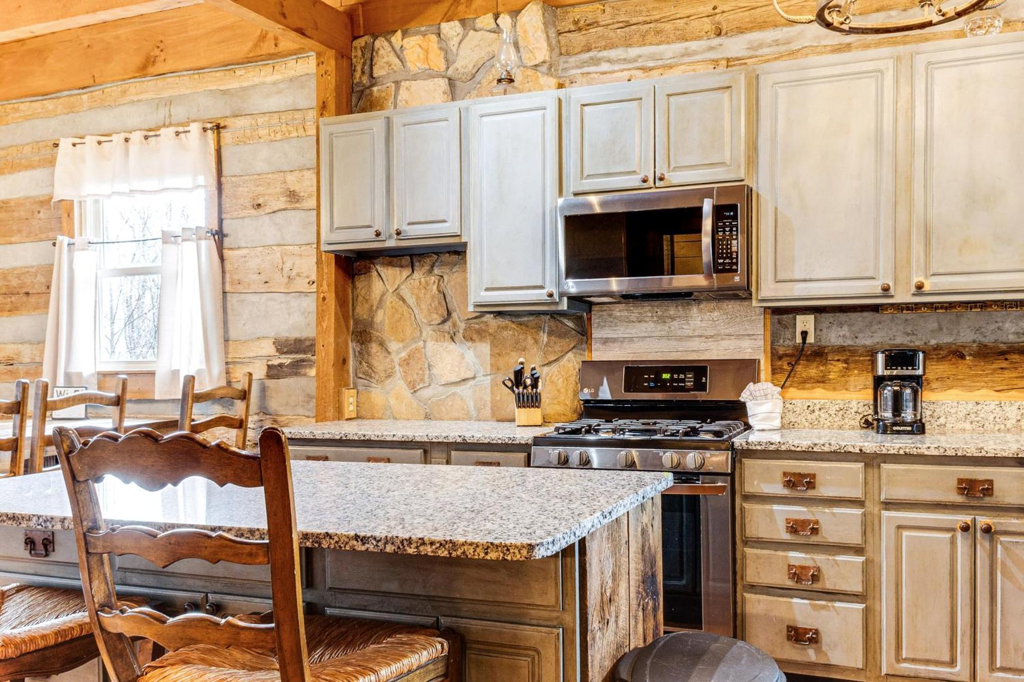 Spacious Gatlinburg Cabin With Hot Tub And Game Room! Exterior photo
