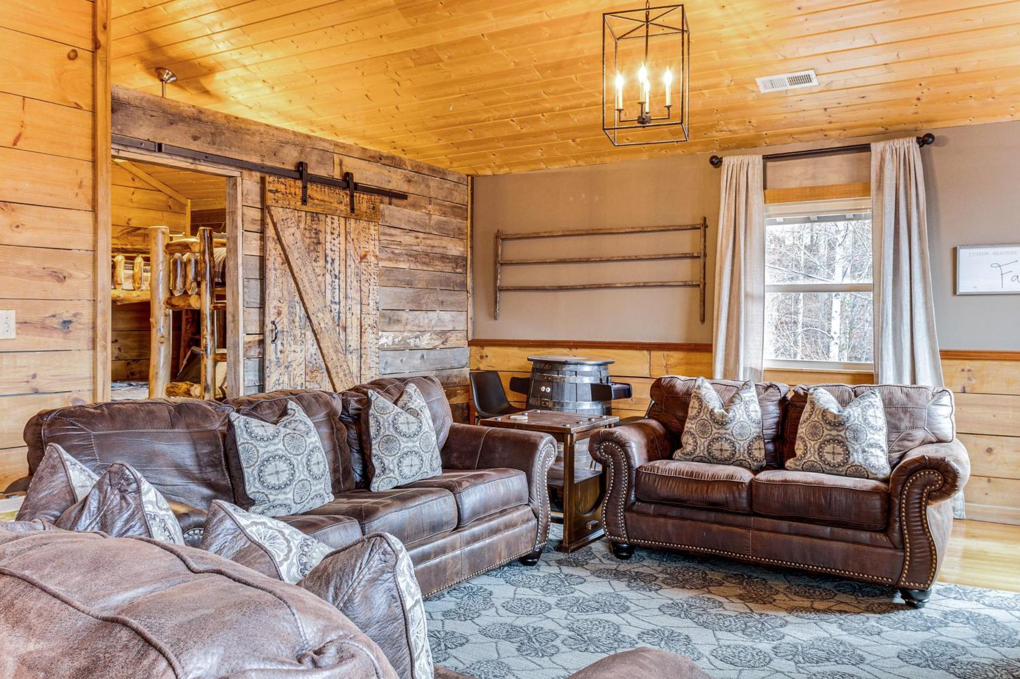 Spacious Gatlinburg Cabin With Hot Tub And Game Room! Exterior photo