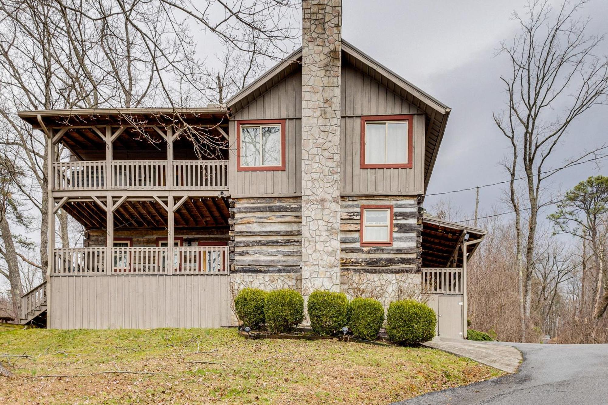 Spacious Gatlinburg Cabin With Hot Tub And Game Room! Exterior photo