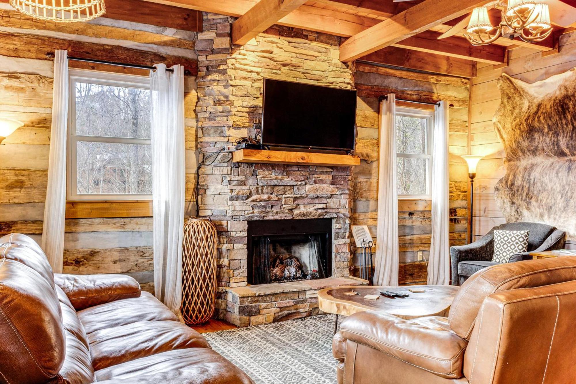 Spacious Gatlinburg Cabin With Hot Tub And Game Room! Exterior photo