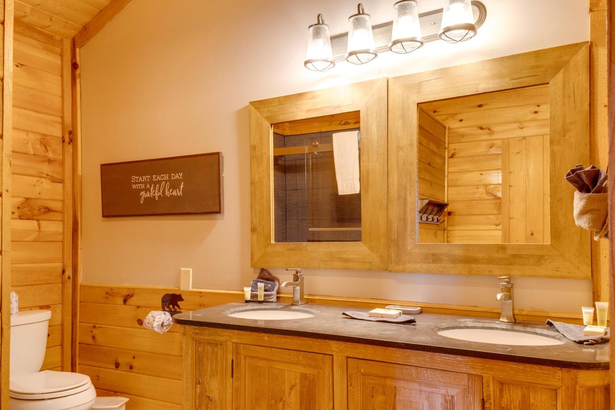 Spacious Gatlinburg Cabin With Hot Tub And Game Room! Exterior photo