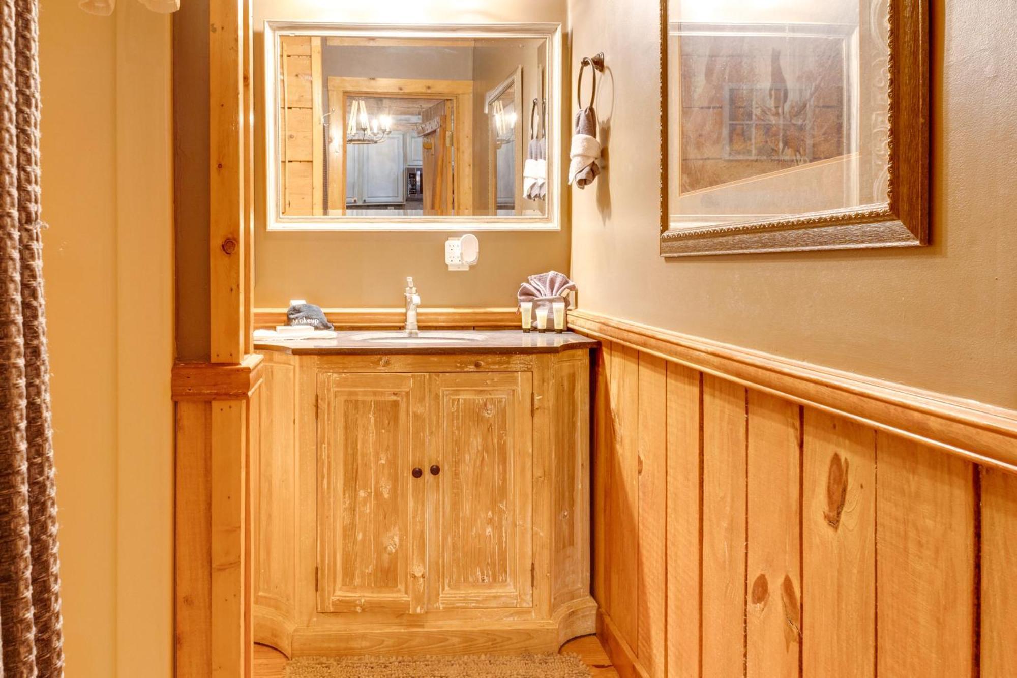 Spacious Gatlinburg Cabin With Hot Tub And Game Room! Exterior photo